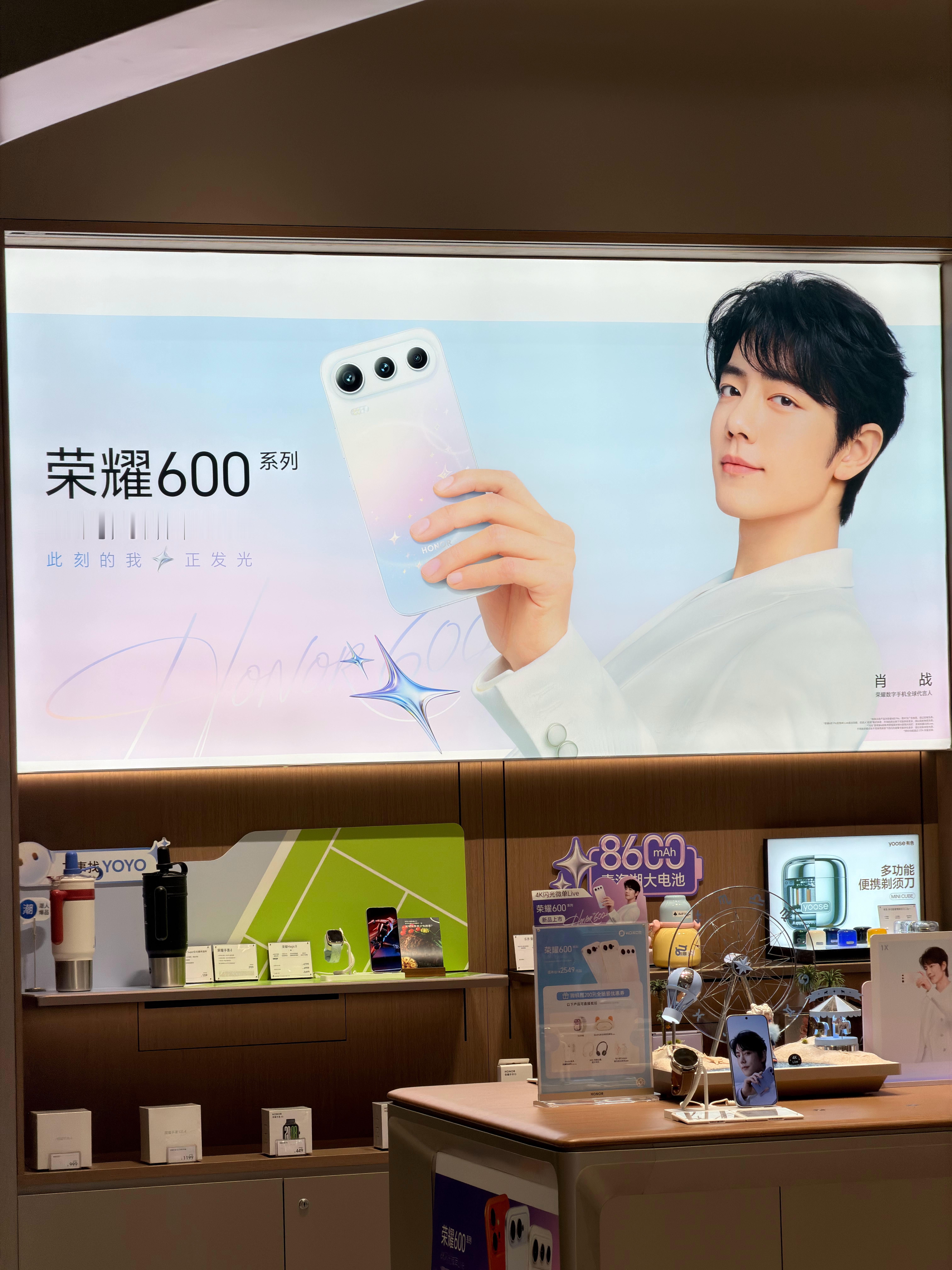 谁懂啊，家人们，逛街偶遇肖战啦 