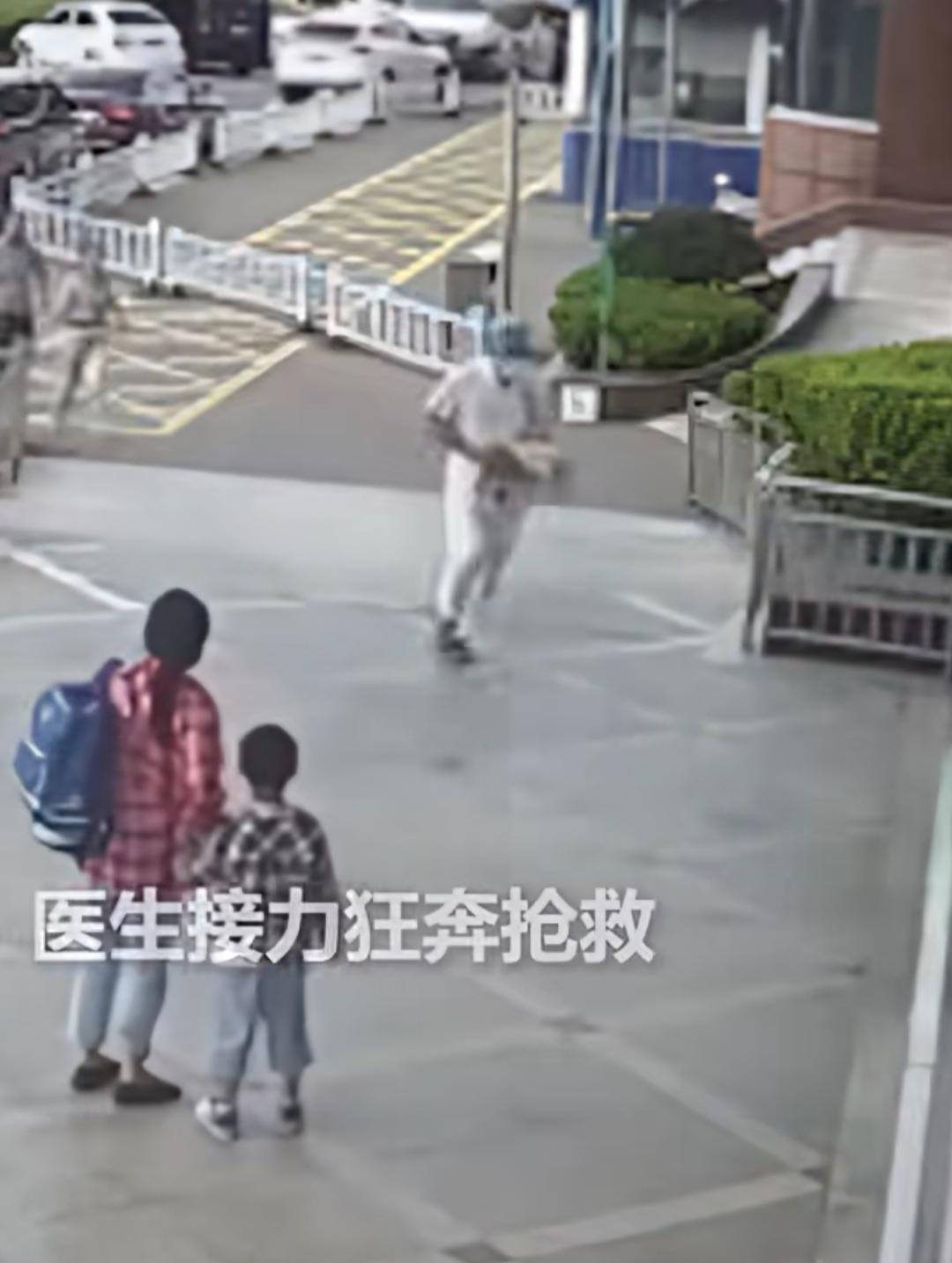 监控里，一名医生抱着孩子在医院里狂奔，每一步都踏在生死线上。这不是电影，是山东广