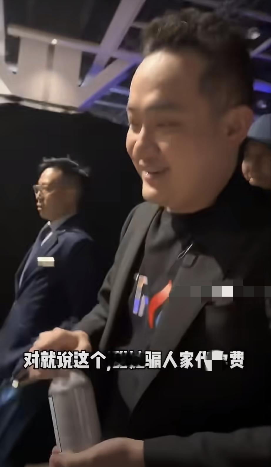 8月27日晚上，孙宇晨起诉景甜引爆热搜后，孙宇晨在香港被偶遇，路人问他有关景甜的