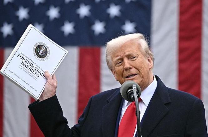 这出戏真是绝了！特朗普做梦也没想到，自己费尽心机送进最高法院的“心腹”，竟然在关