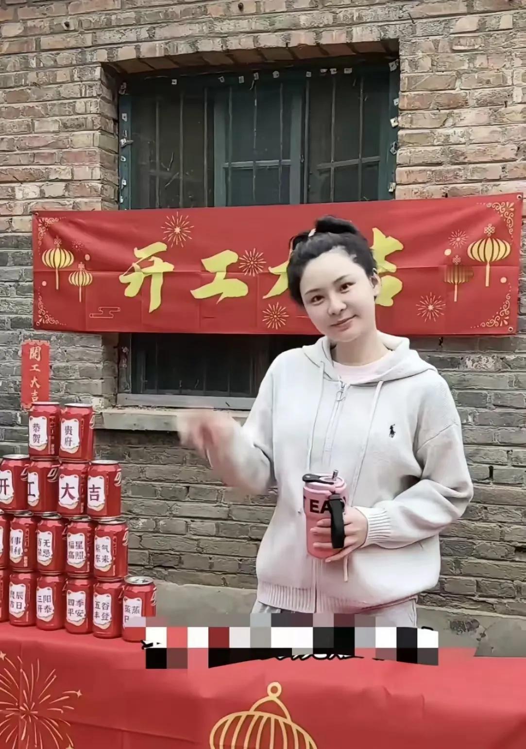 离开汪小菲后，她们都胖了！
张颖颖在姥姥家直播，
乡村生活让她如鱼得水，
感觉很