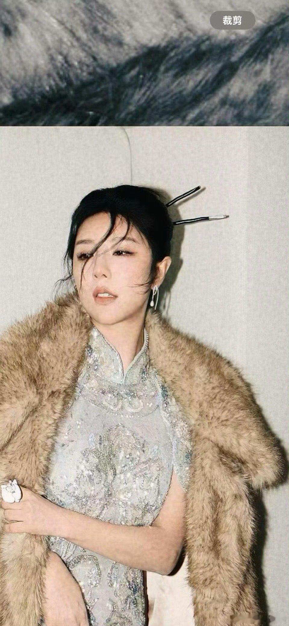 赵奕欢头发上插两把化妆刷就上台了 解锁化妆刷新用法！赵奕欢这波上台造型太有梗了，