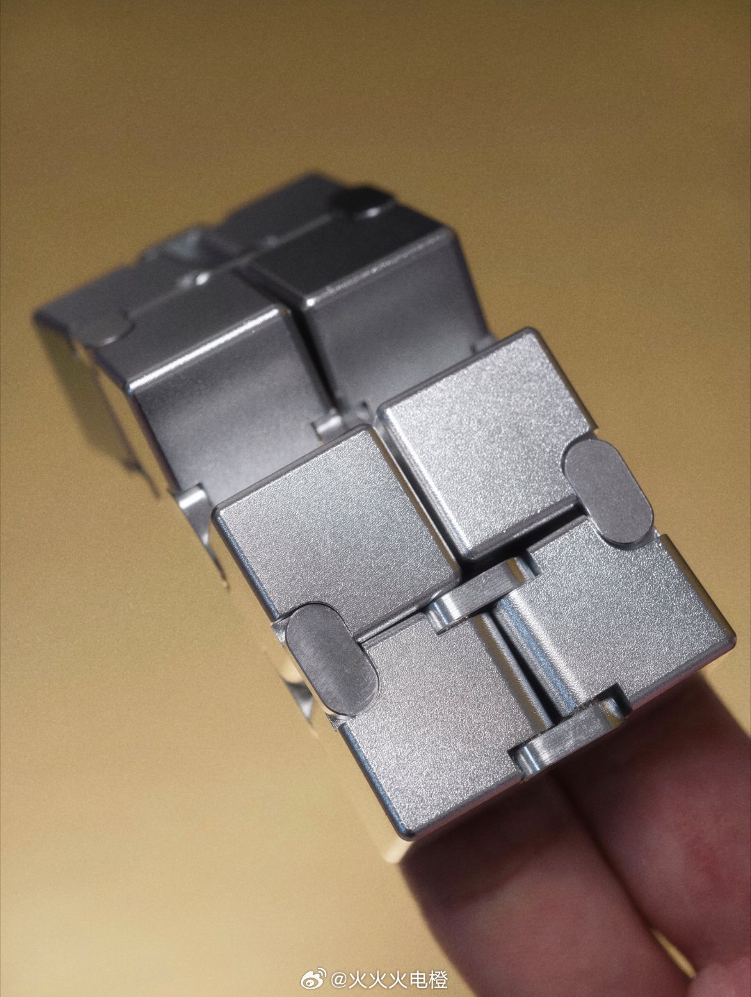 收到了荣耀X80ProMax发布会邀请函，全金属指尖积木！同方向无限把玩代表了什