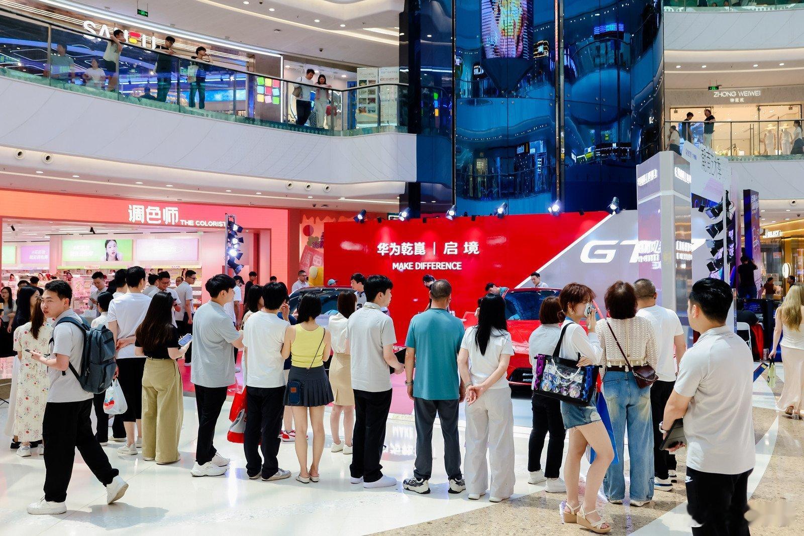 被五一商圈人流震撼到了启境GT7全国巡展来了五一商圈人山人海太夸张！启境GT7巡