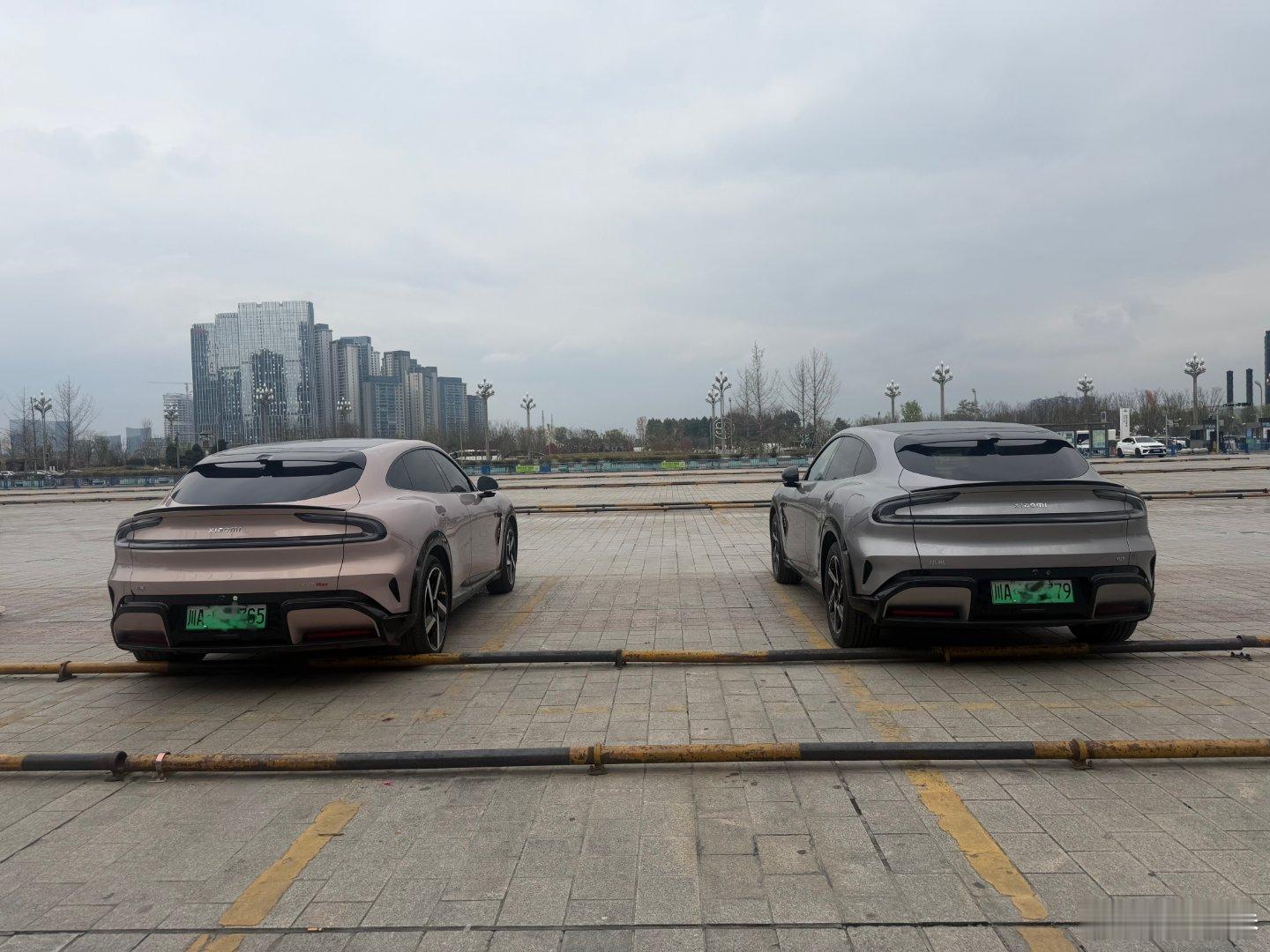 嗨，兄弟👬！哈哈，为了拍视频我早上把车停在广场最偏远的角落，结果刚刚下楼旁边停