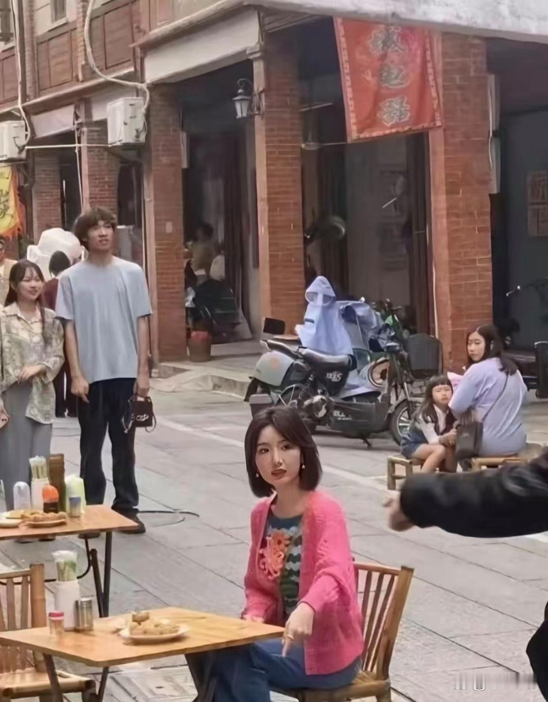 别再被⁠‎毛晓彤﻿的精修图骗﻿⁠‏了，‌她真实‏‌的⁠样‍‎子其实是这样‌‎﻿！