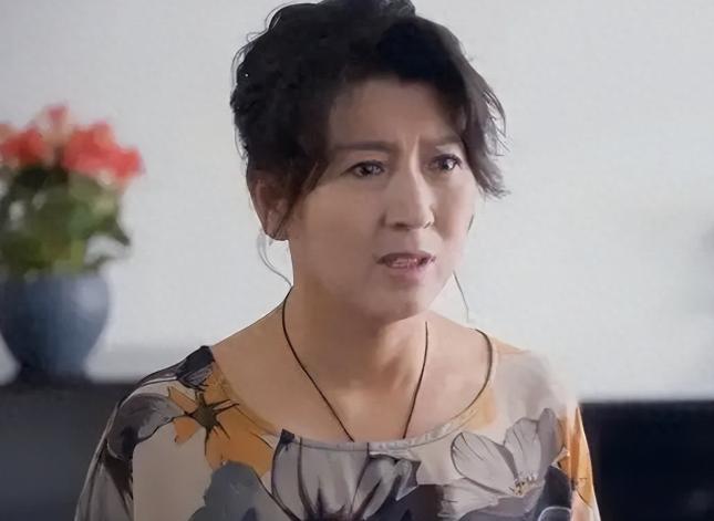 过气明星有多惨：农村走穴，穷到只剩100万，摆摊还债，体面呢？

2024 年夏