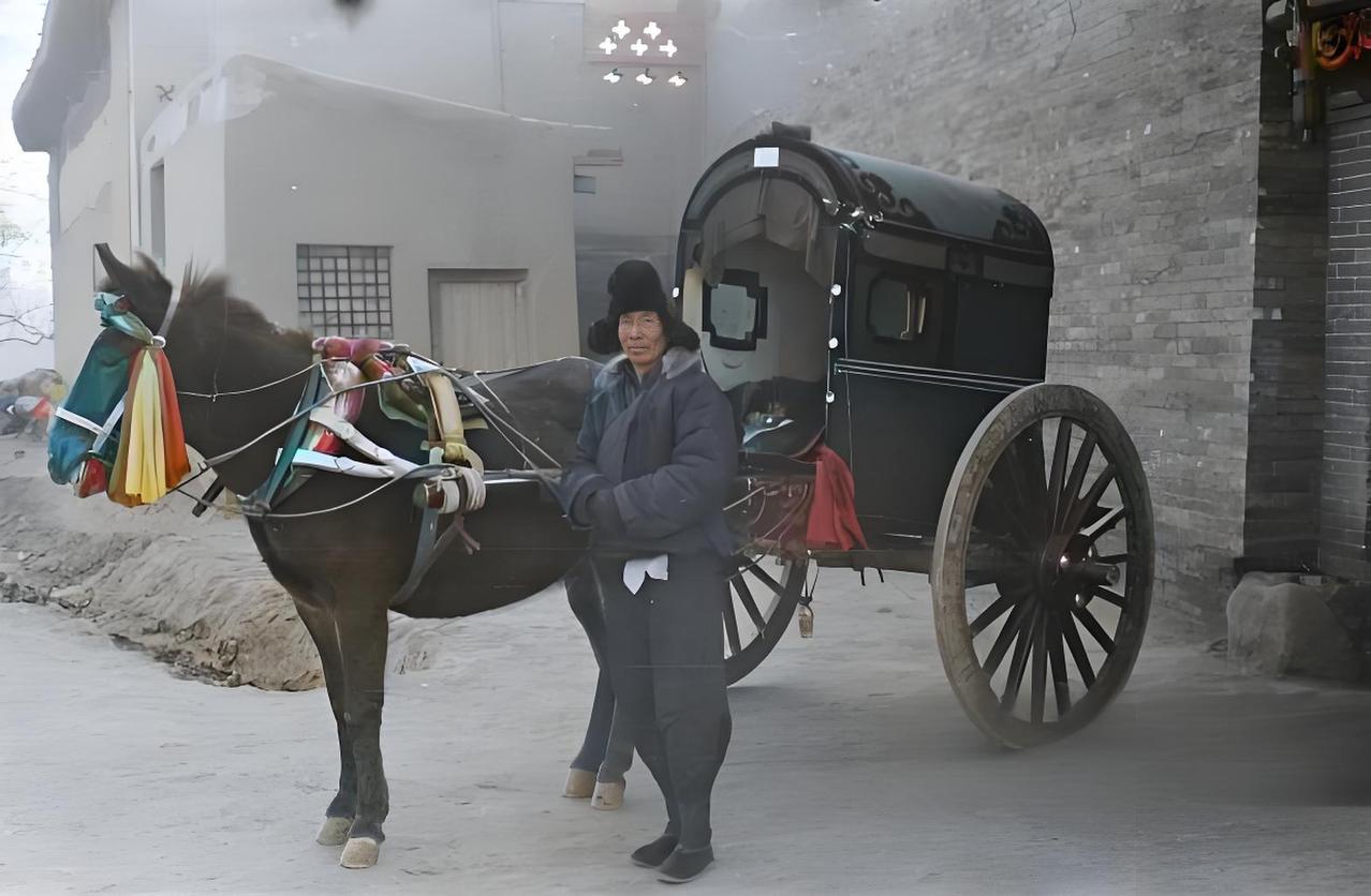 这是1937年左右拍摄于兰州的老照片，画面里一名男子站在装饰篷车前，马套着缰绳，