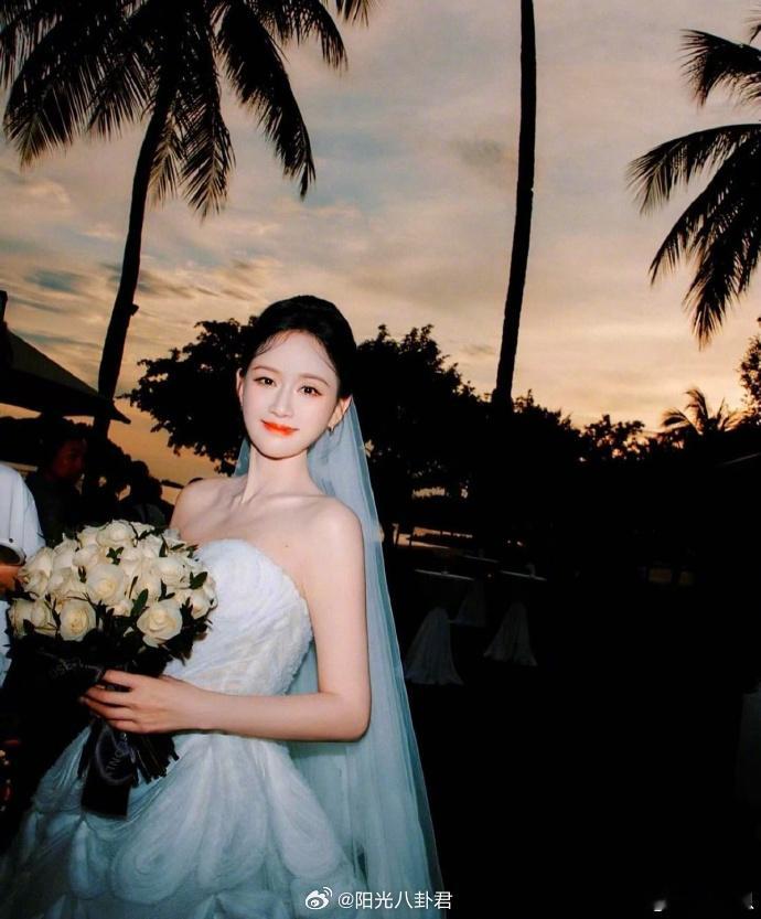陈乔恩被自己的婚纱照美到了 这哪里像是45岁啊！真是岁月不败美人。 