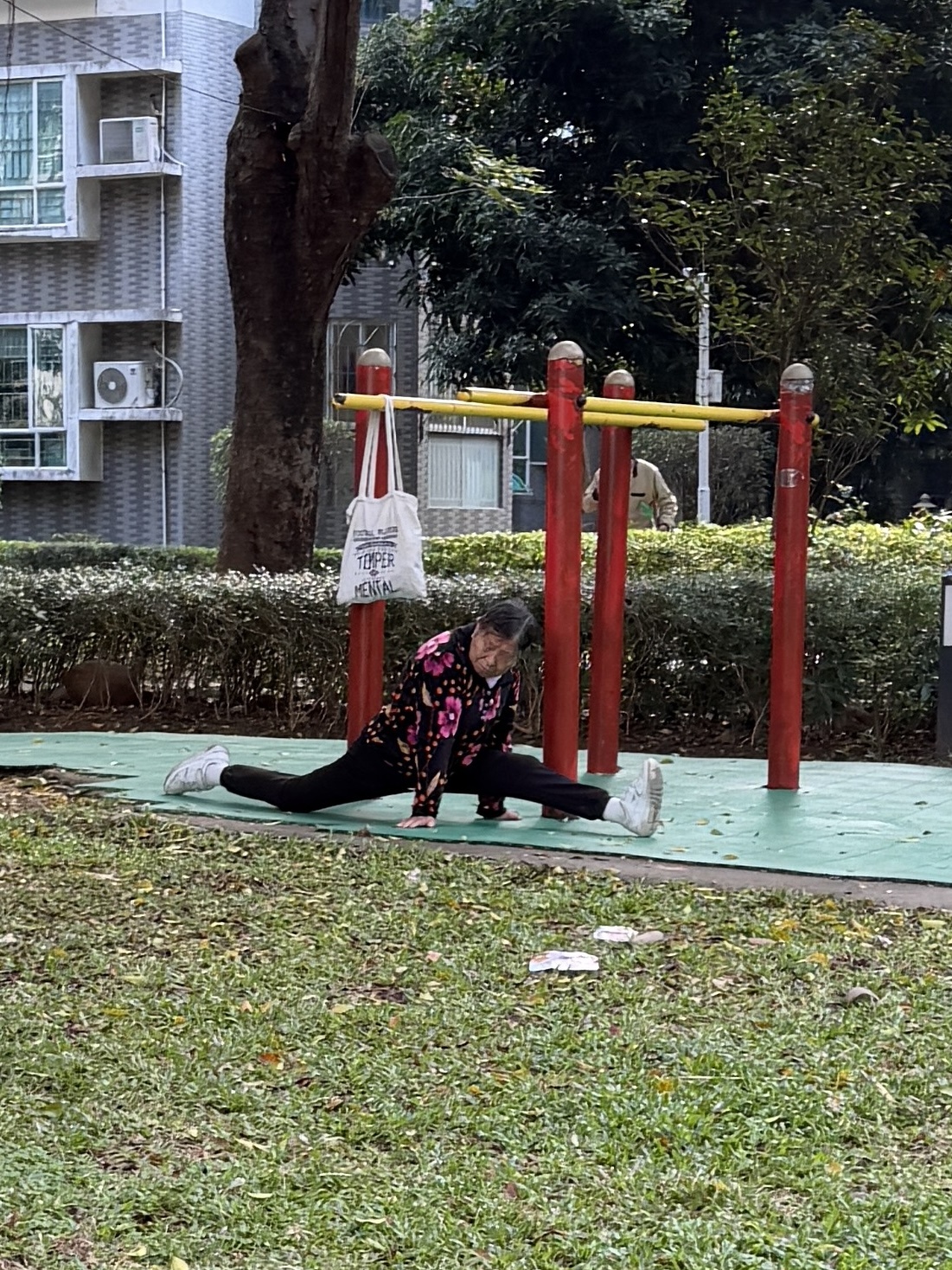 跟大妈比起来，我就是个垃圾在看的各位，我觉得也很少有人能拉腿拉开 