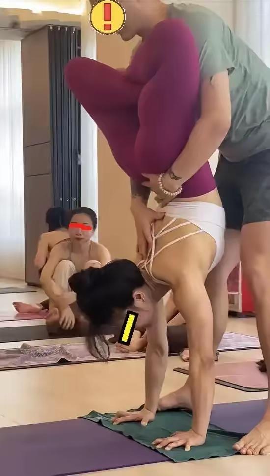 “还是吃的太饱了！”女子晒瑜伽课高难度动作，男私教贴身指导，情绪价值直接拉满，比