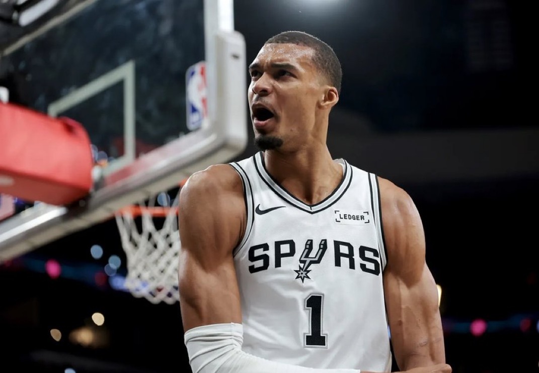文班亚马22 岁时已经：• DPOY  • ROTY  • All-Rookie
