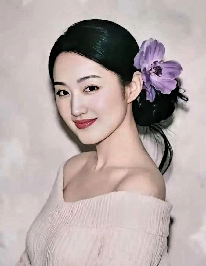 我问我妈，杨钰莹为什么能再次翻红，
我妈白了我一眼，随后一句话点醒了我：“你只看