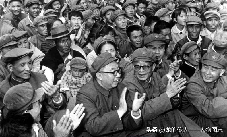 1975年9月10日，华国锋参加拉萨各族人民举行盛大游园联欢活动，热烈庆祝西藏自