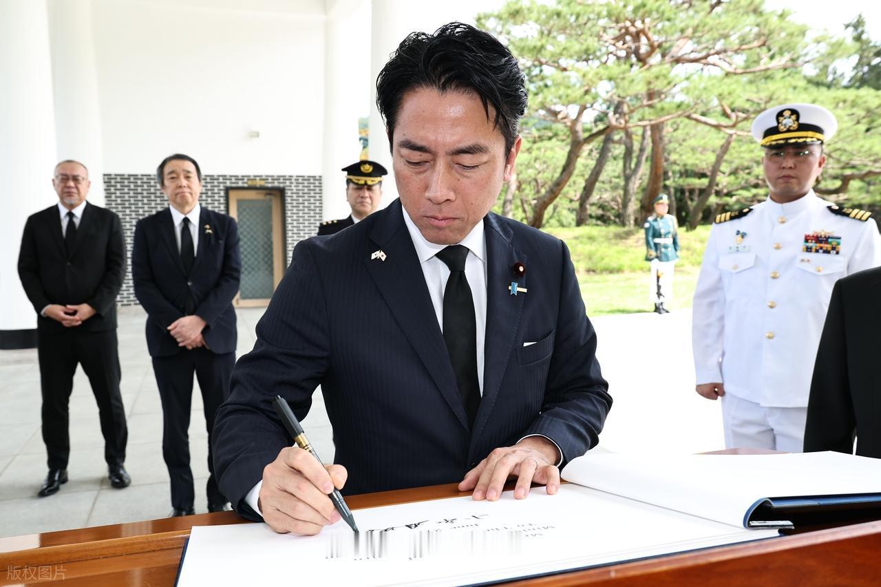 先说个让人哭笑不得的事。
7 月下旬，日本电视台曝了个案子：富士电机的员工，涉嫌