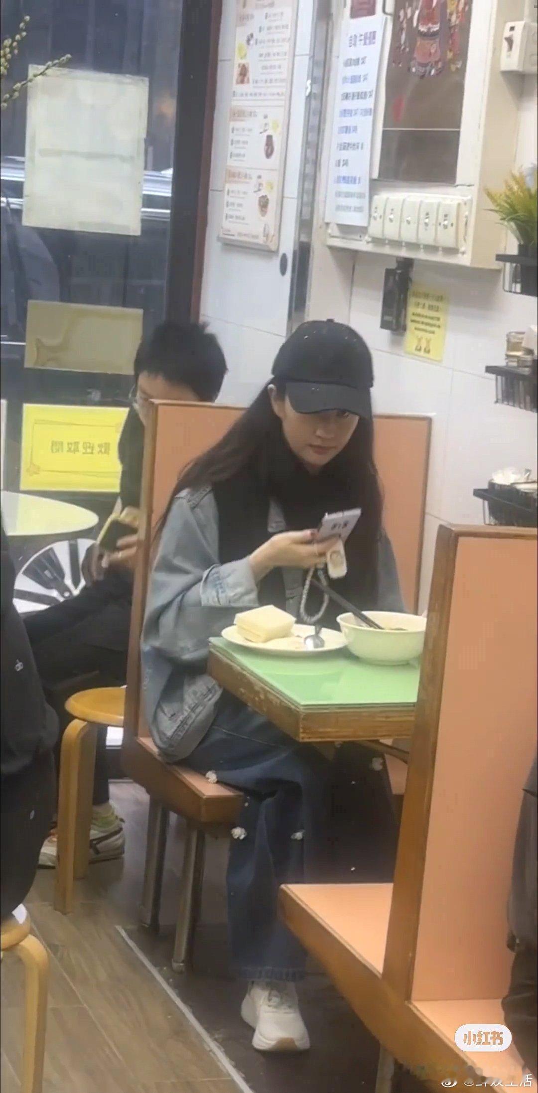 香港茶餐厅偶遇刘亦菲香港吃饭偶遇刘亦菲有人在香港吃饭偶遇刘亦菲啊啊啊啊好羡慕！刘