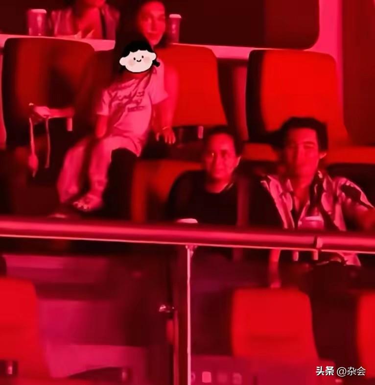 韩庚舞台上光芒万丈，台下有老婆孩子默默守护，这大概就是娱乐圈爱情最美好的样子吧！
