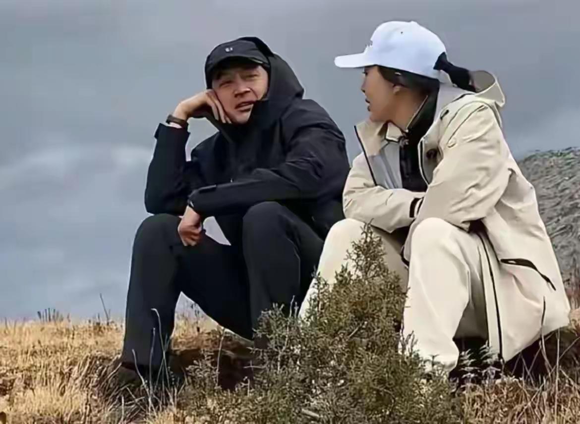 看着田朴珺对着胡歌撒娇喊“宝总”，
很多人的第一反应是尴尬，
甚至反感……但你不