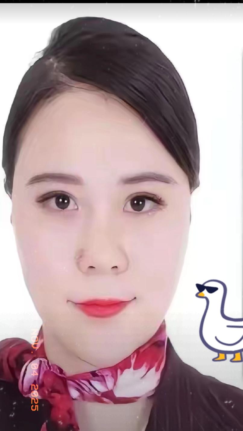 现在最后悔就是那个乘务长了吧！
有知情人爆料说她跟大律师是初恋，两人在一起十年了