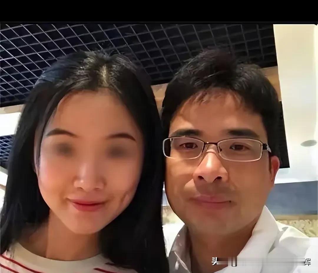 翟欣欣最后被决定逮捕了！这个可恶的女人也终于入狱了，真是大快人心！
