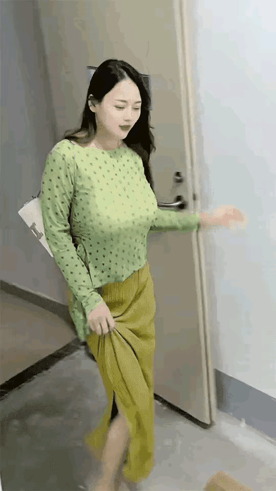 急匆匆的，这是要上班迟到了吗？