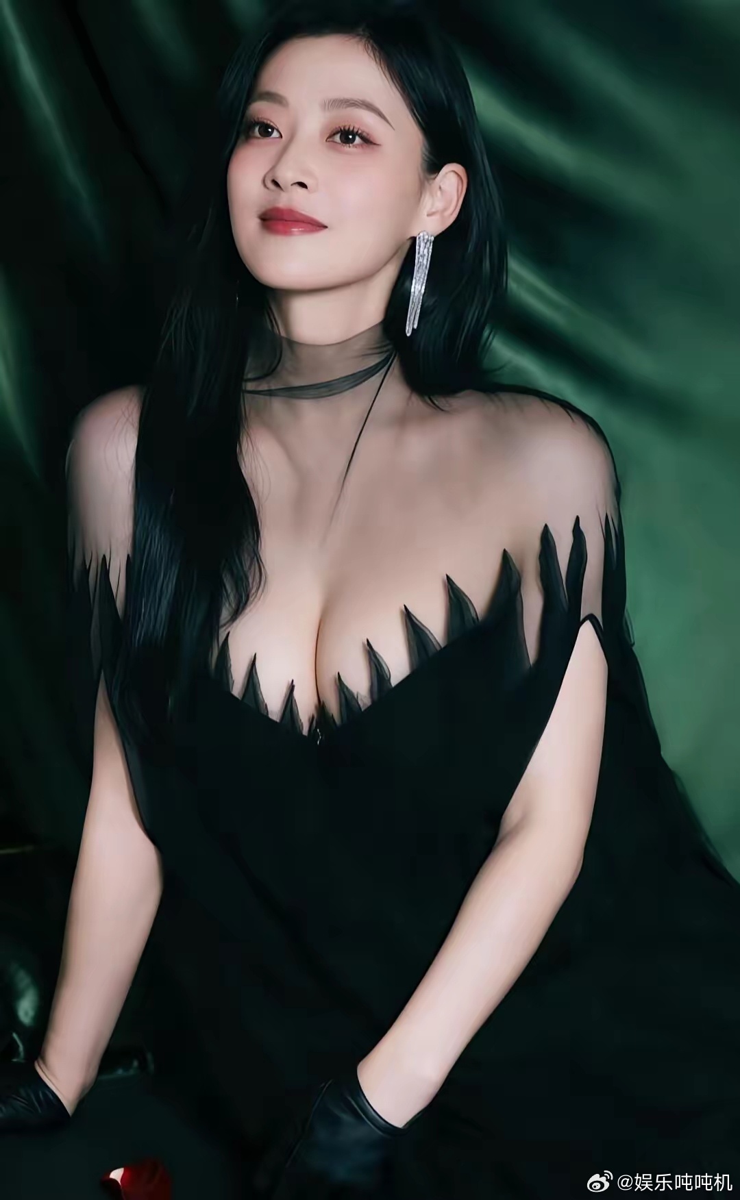 梅婷这次拍大片，深V一开，直接把“温婉知性”那张老标签撕了。谁还敢说她只能演端着