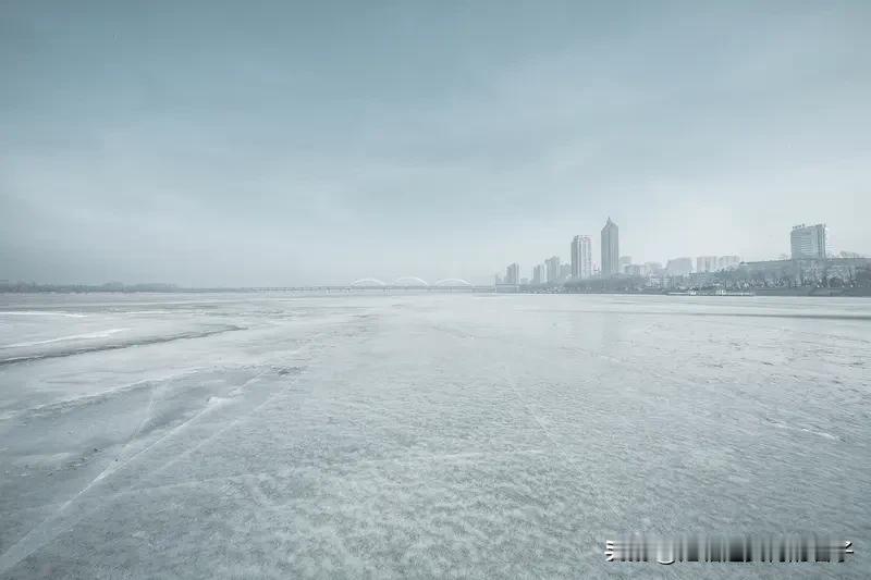 看到“冰封万里江河冷”这个上联，瞬间就感受到了大雪节气那种冰天雪地的寒冷。这上联