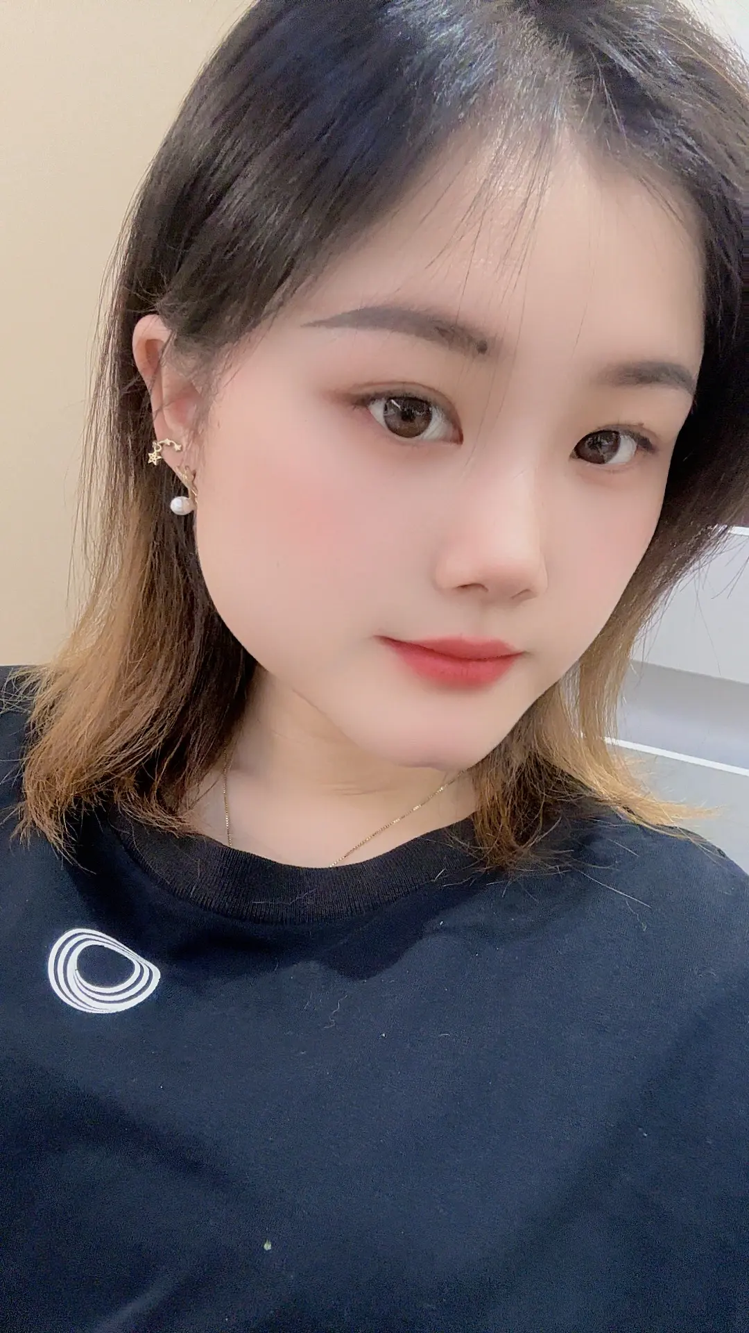 “眼泪掉下来的那一刻，所有的委屈和孤独都是真实的，不必责怪自己矫情，没...
