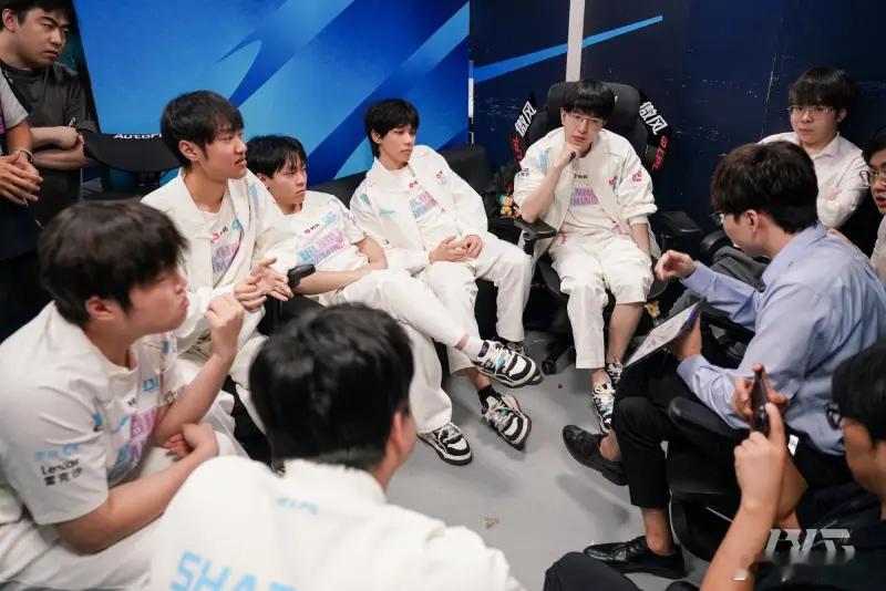 LPL第三赛段登峰组第二轮，IG、TES和AL互有胜负，其中AL 2-0 IG，