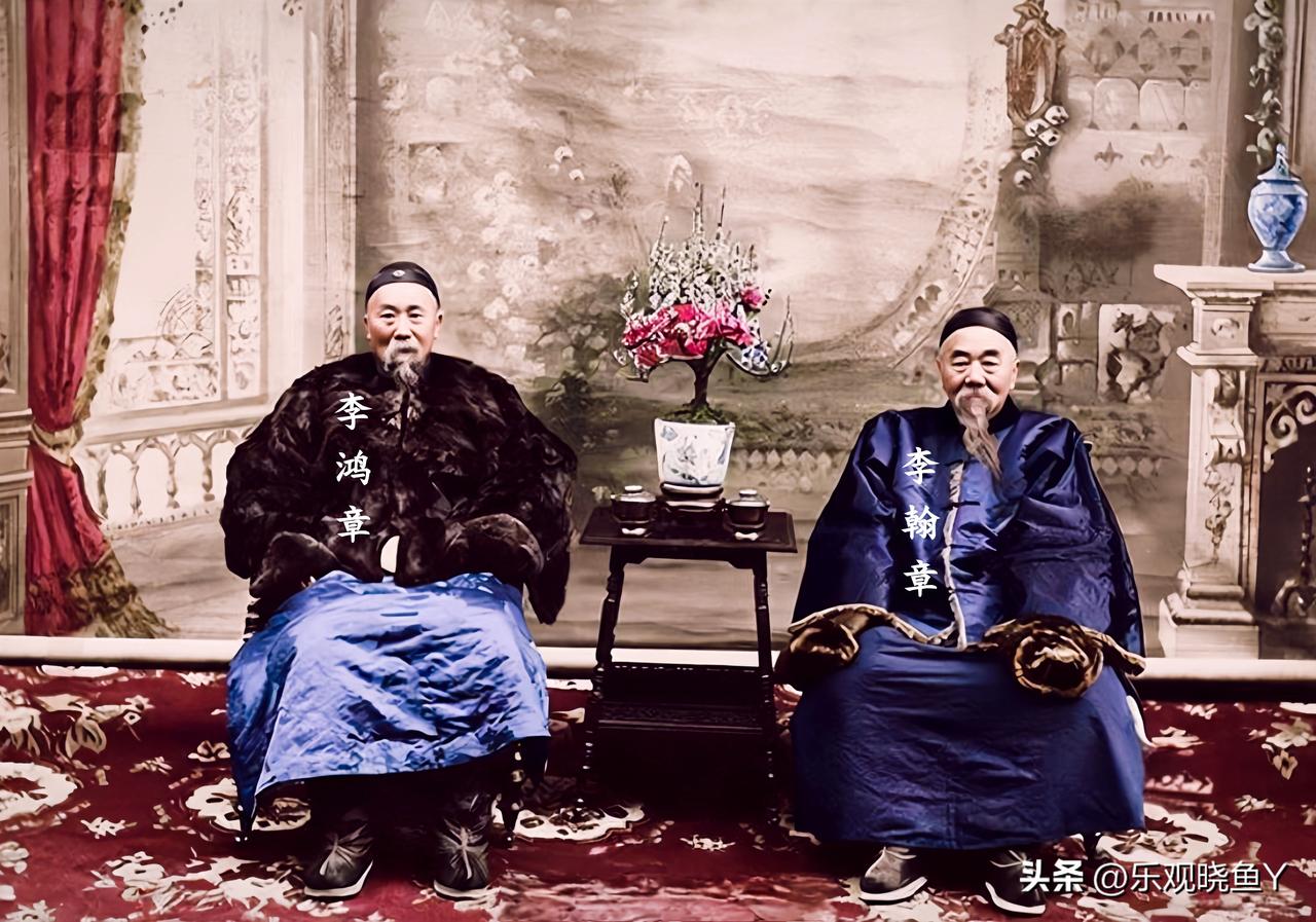 一八九六年，在上海光绘楼的李鸿章和他的哥哥李翰章。这不是演戏，也并非演员所饰演，