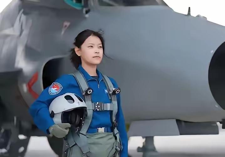 格桑白珍，女，藏族，2000年出生，中共党员，中国空军第12批女飞行员，空军西安