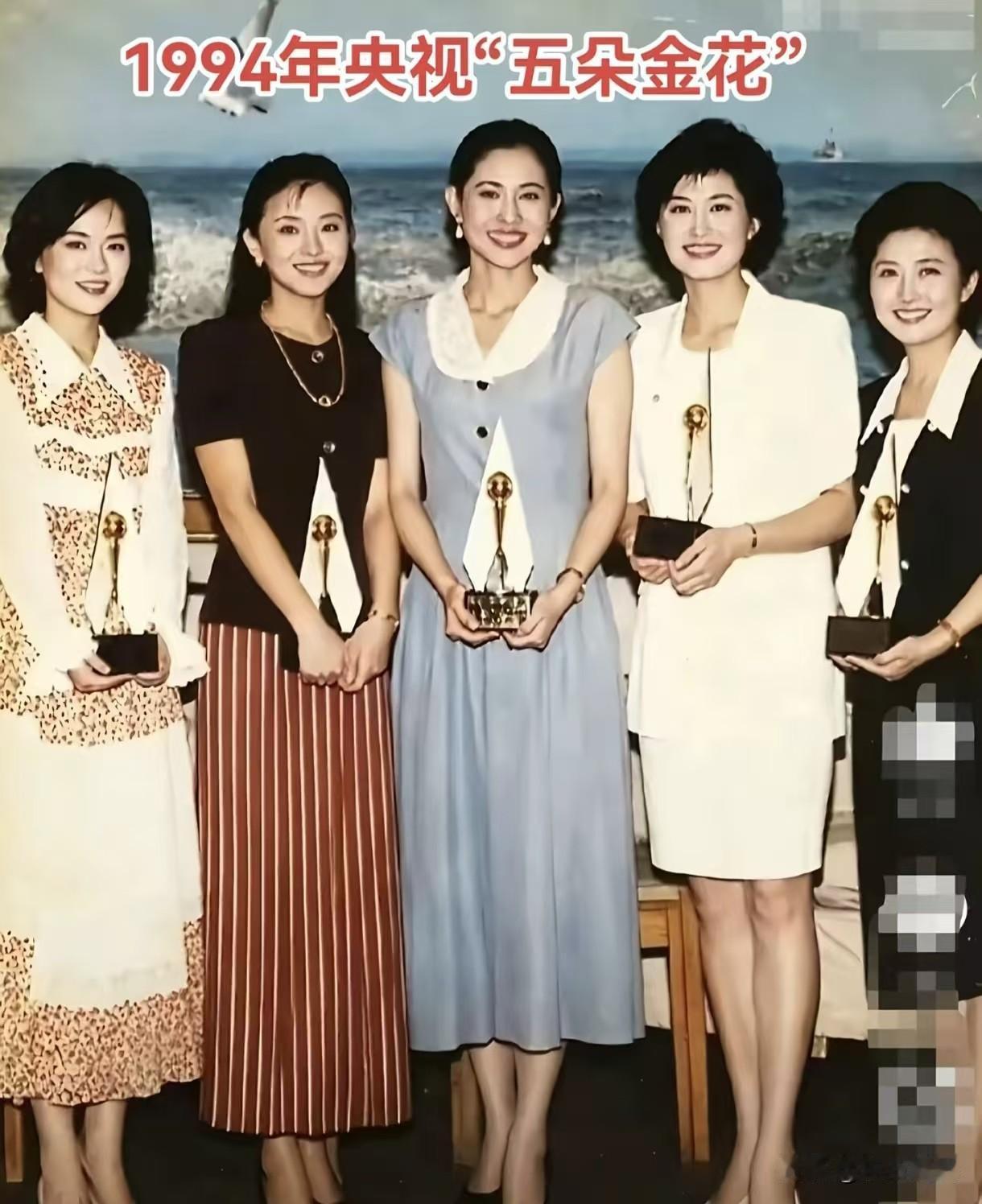 1994央视首届金话筒“5朵金花”，你能认出几位？
 
一张老照片，梦回九十年代
