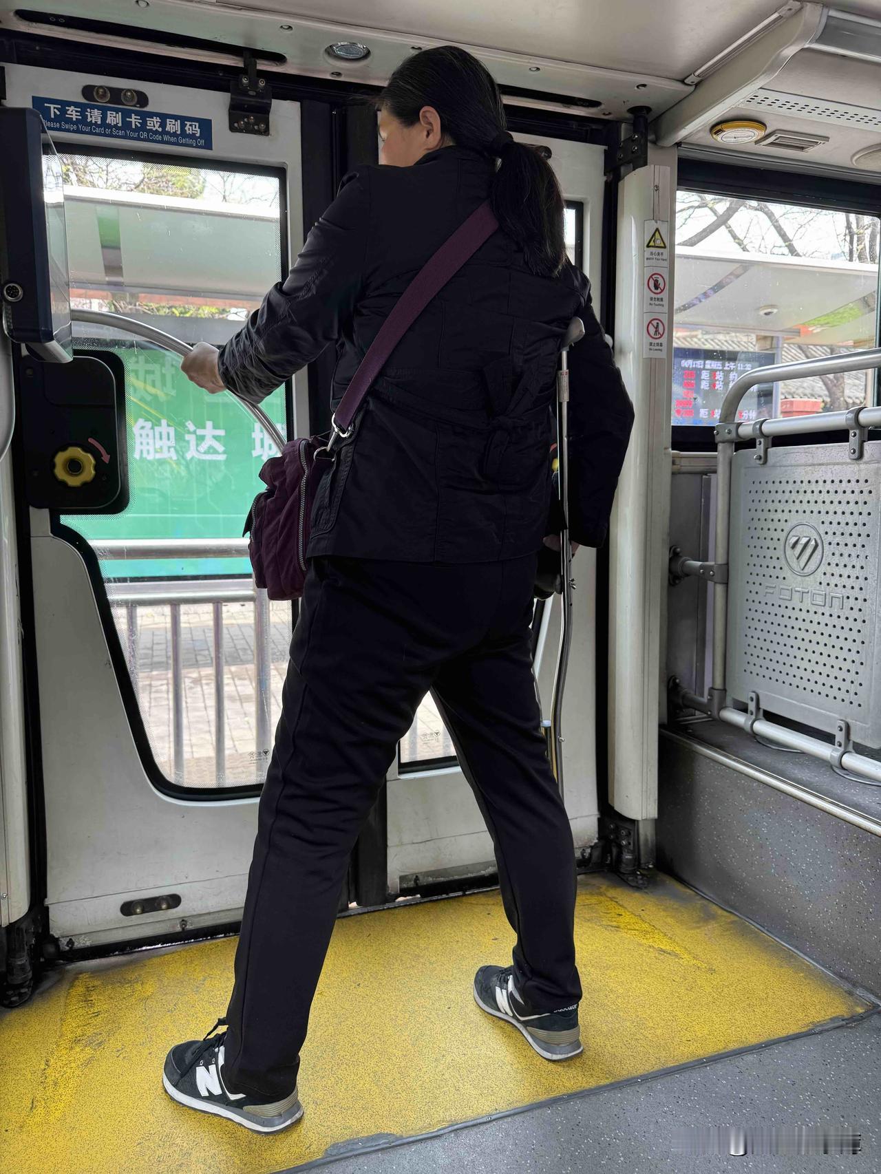 在北京让人暖心的一幕随处可见。
公交车上见闻。
一个拄着拐杖的女士，在下车的前一