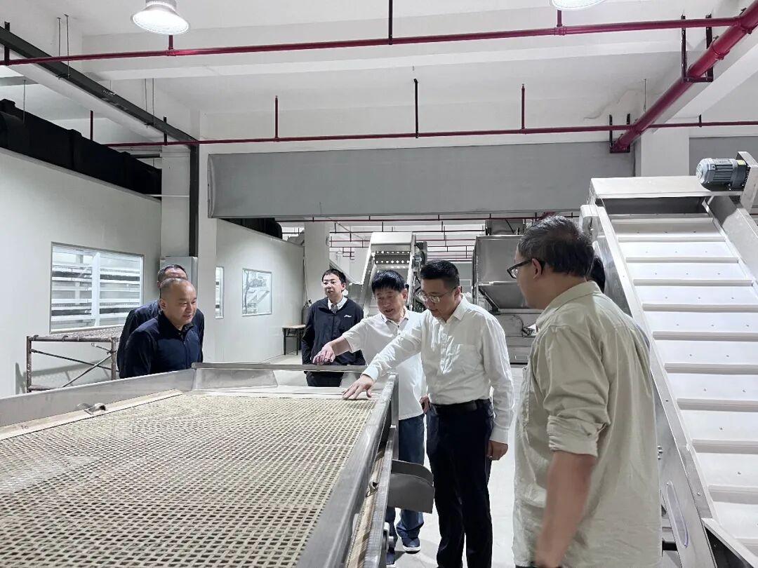 春伦集团近期收到一笔42万余元政策奖补资金，企业负责人傅天龙对此十分感慨。这笔补