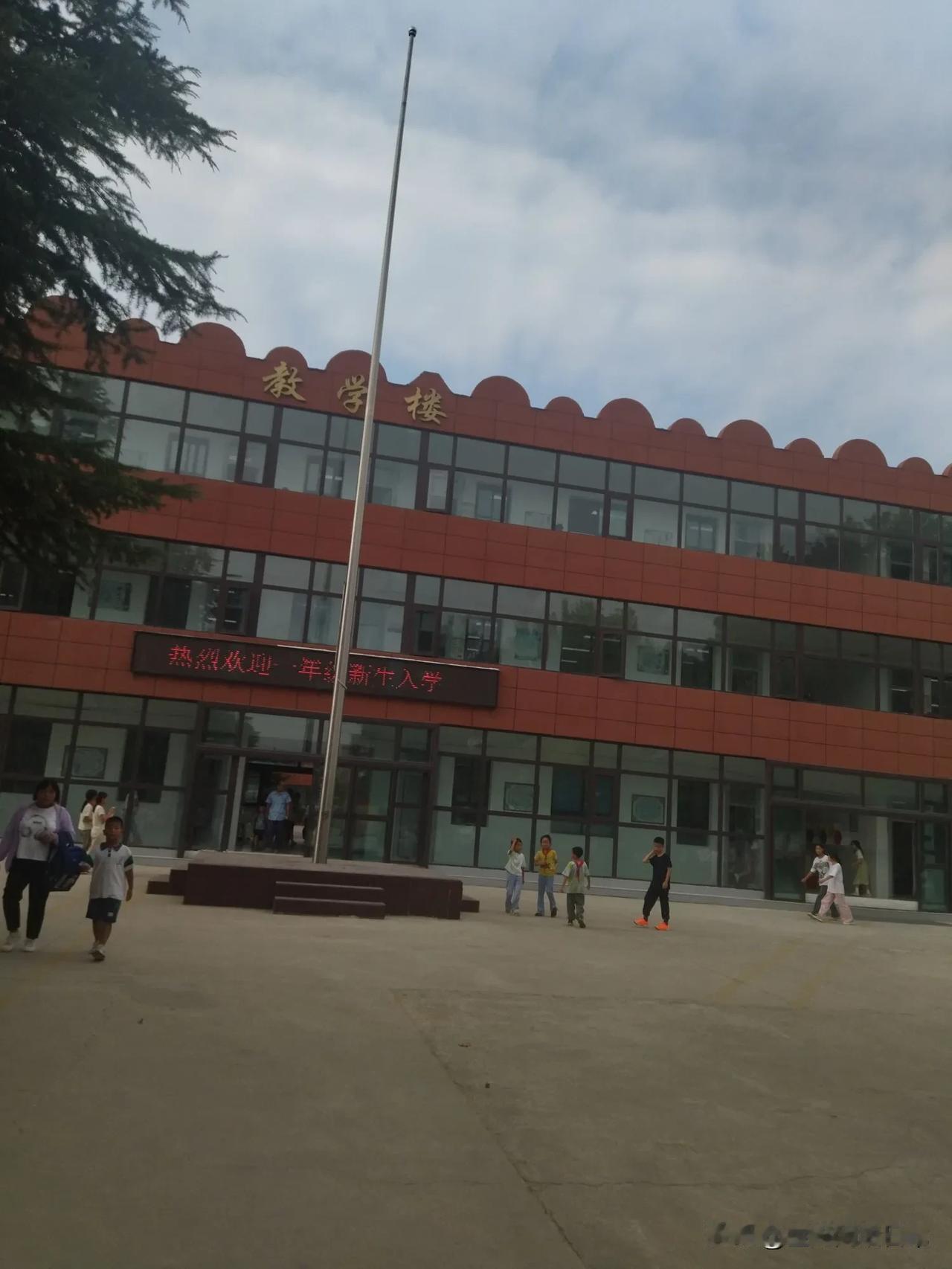 孩子学校老师真的很尽责，班级里是个学生都封了官，当了班干部。

这学期开学后，三