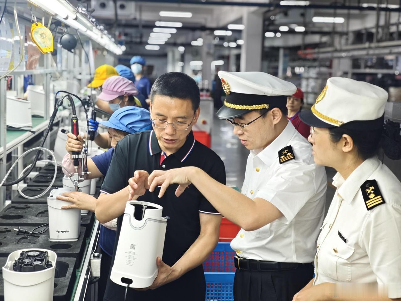 上半年宁波口岸出口突破万亿外贸稳增 7月21日，宁波海关发布数据，今年上半年宁波
