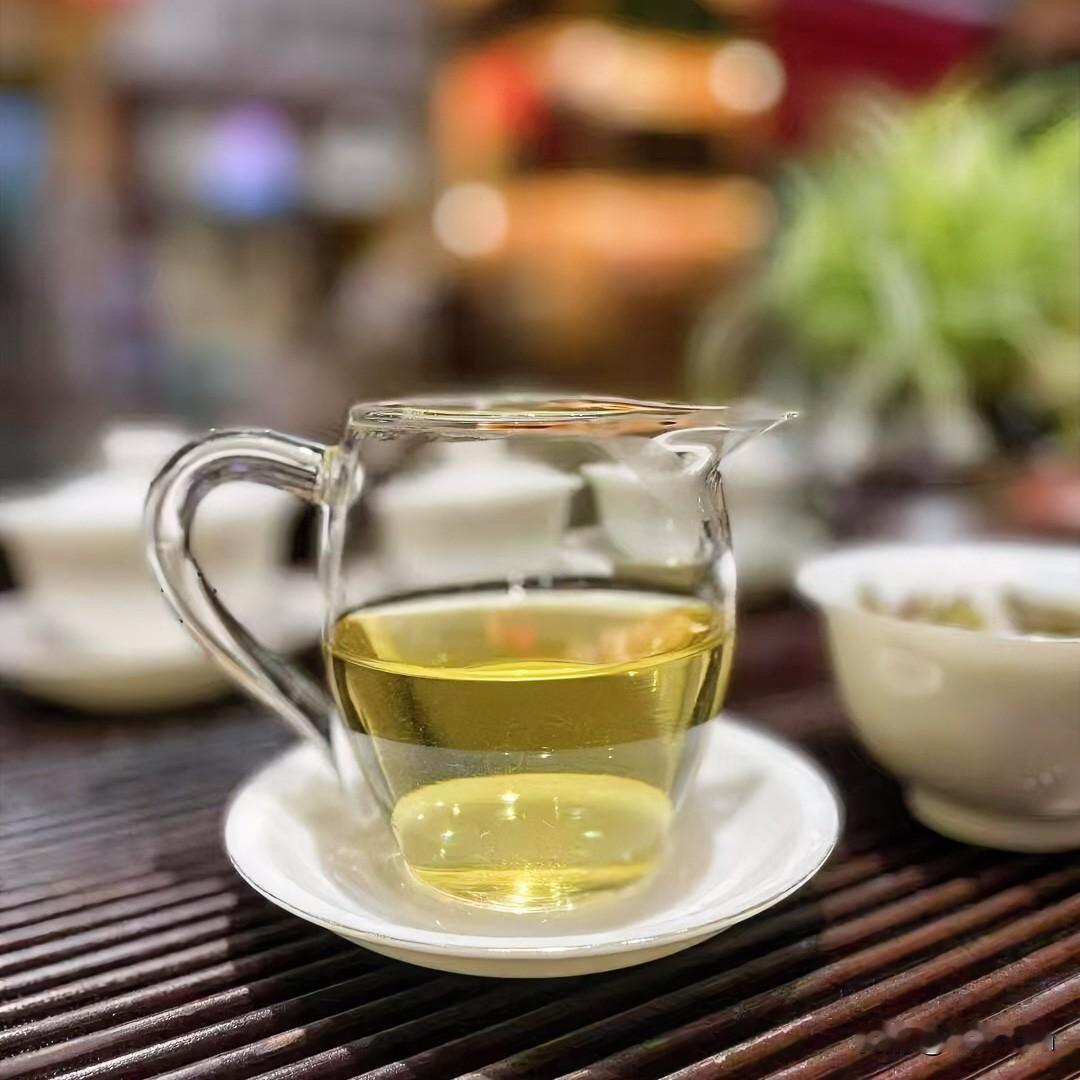 《茶砺浮沉·鹧鸪天体》
沸水未至百，茶沉味难开。煎熬辗转砺灵胎，浮世沉波始见才。
