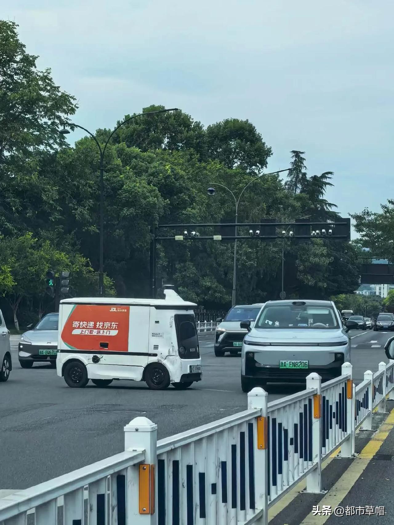 老乡在朋友圈发文：这家伙停在路中间，不敢动，怎么解？

人工智能还是人工智能，除