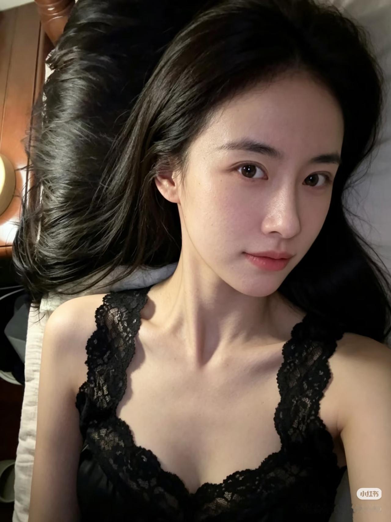 躺着自拍，长发飘逸，穿黑色蕾丝睡衣。