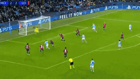 烫脚的小蜘蛛！[捂脸]皮球是这么踢的吗？[笑哭]或许第二选择是对的，难度大欣赏度