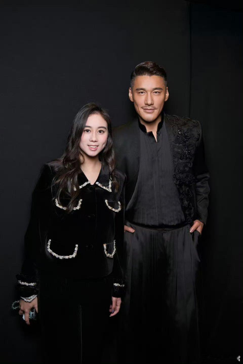 胡兵和赌王女儿们同框 时尚与豪门的审美碰撞！胡兵的笔挺西装VS何超莲的摩登穿搭，