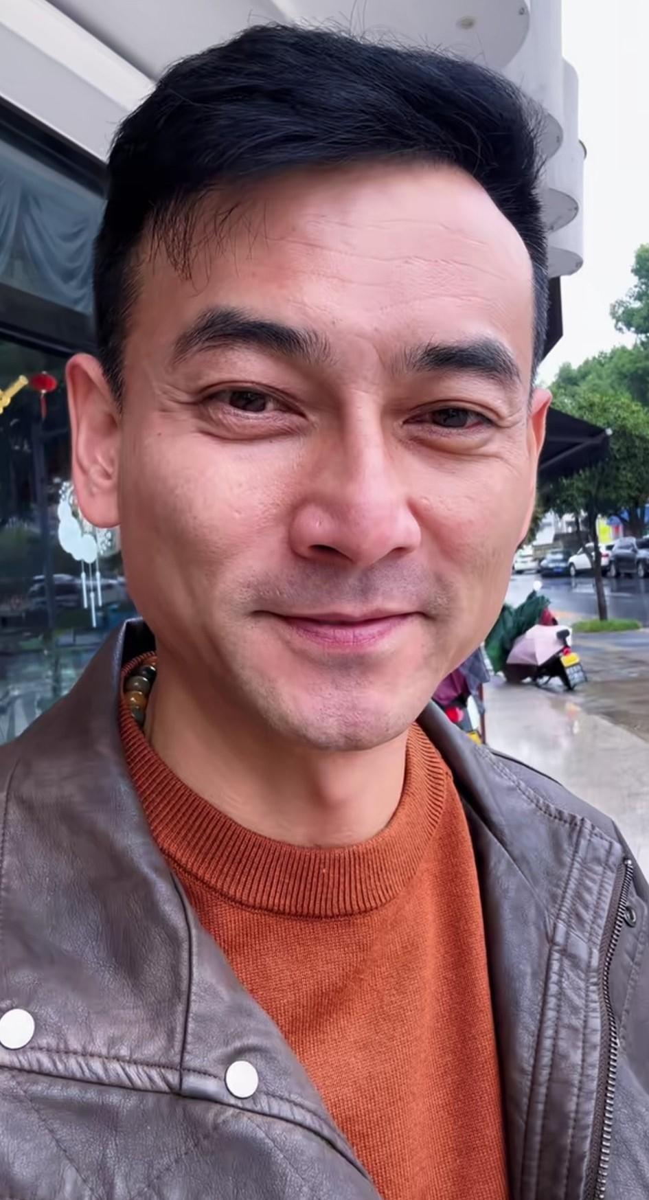 照片上的这个男人到底叫什么名字，总感觉是那么的熟悉又那么的陌生，他很像演济公的那