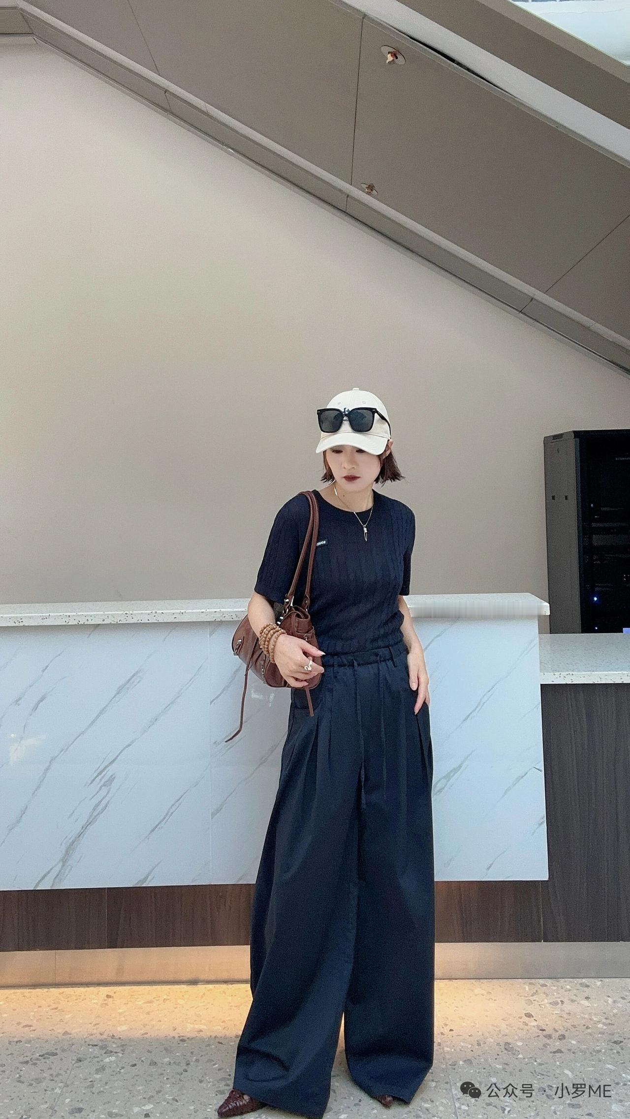 这姑娘穿着休闲，出门去约会啦。