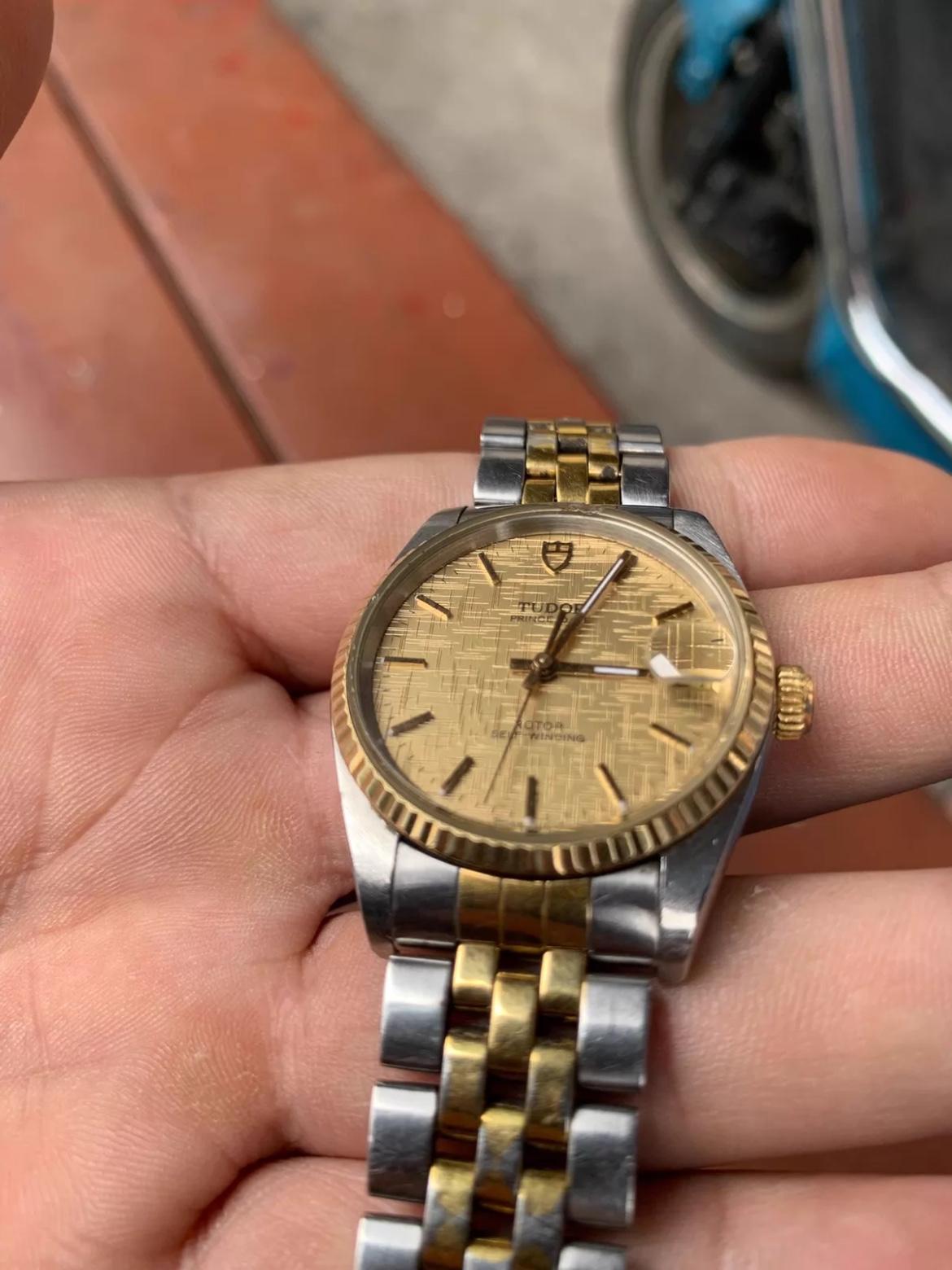 今天在广州鬼市花了50元淘了一块古董手表；玻璃有些磕碰，表带又有些磨损；看起来应