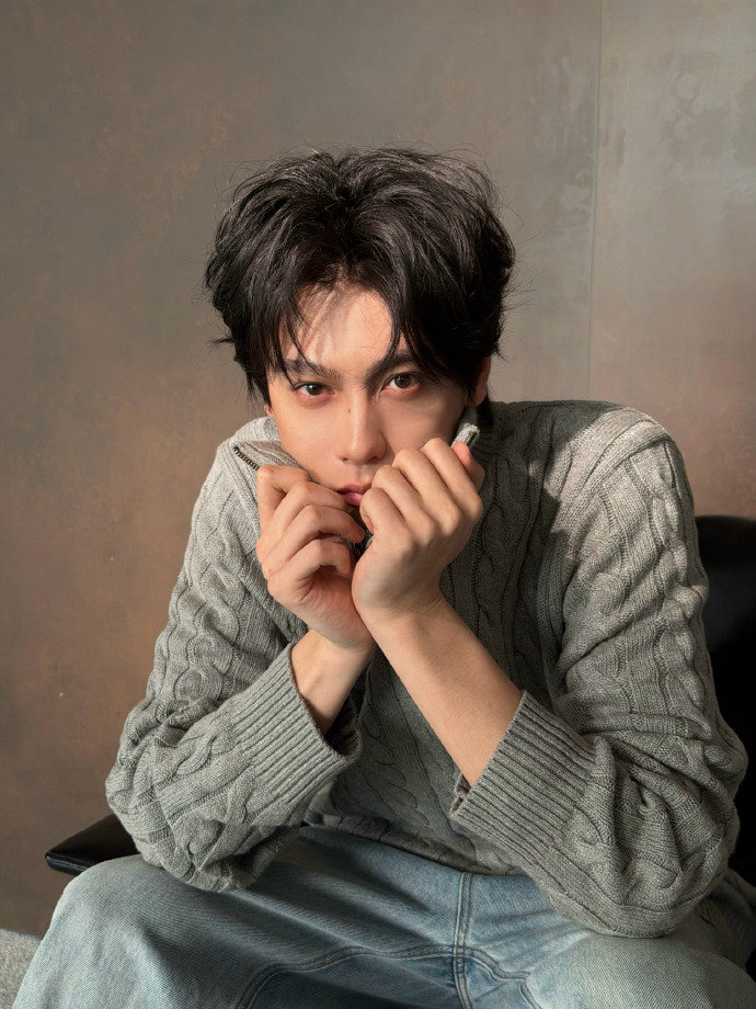 田栩宁灰毛衣 田栩宁灰毛衣，田栩宁日常碎片送达，灰毛衣look松弛帅气啊~ 