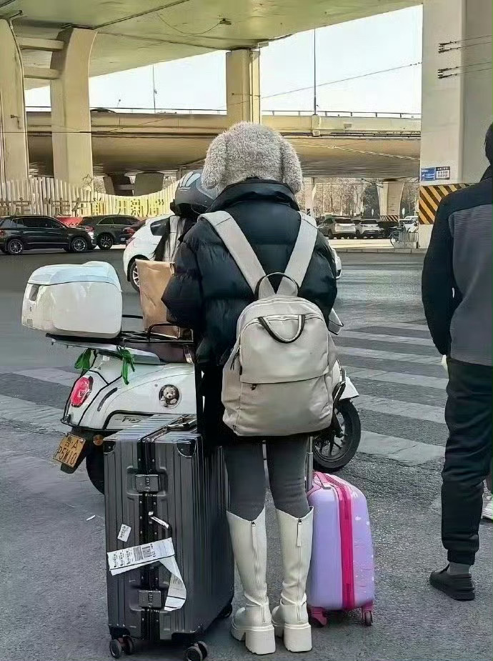 为什么很多人坐飞机时贴的行李条就是不撕掉，走哪带哪[白眼] ​​​