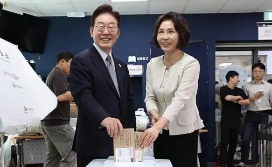 李在明以一份近乎完美的"期中考试"答卷震撼韩国政坛！当地时间6月3日，韩国第九届