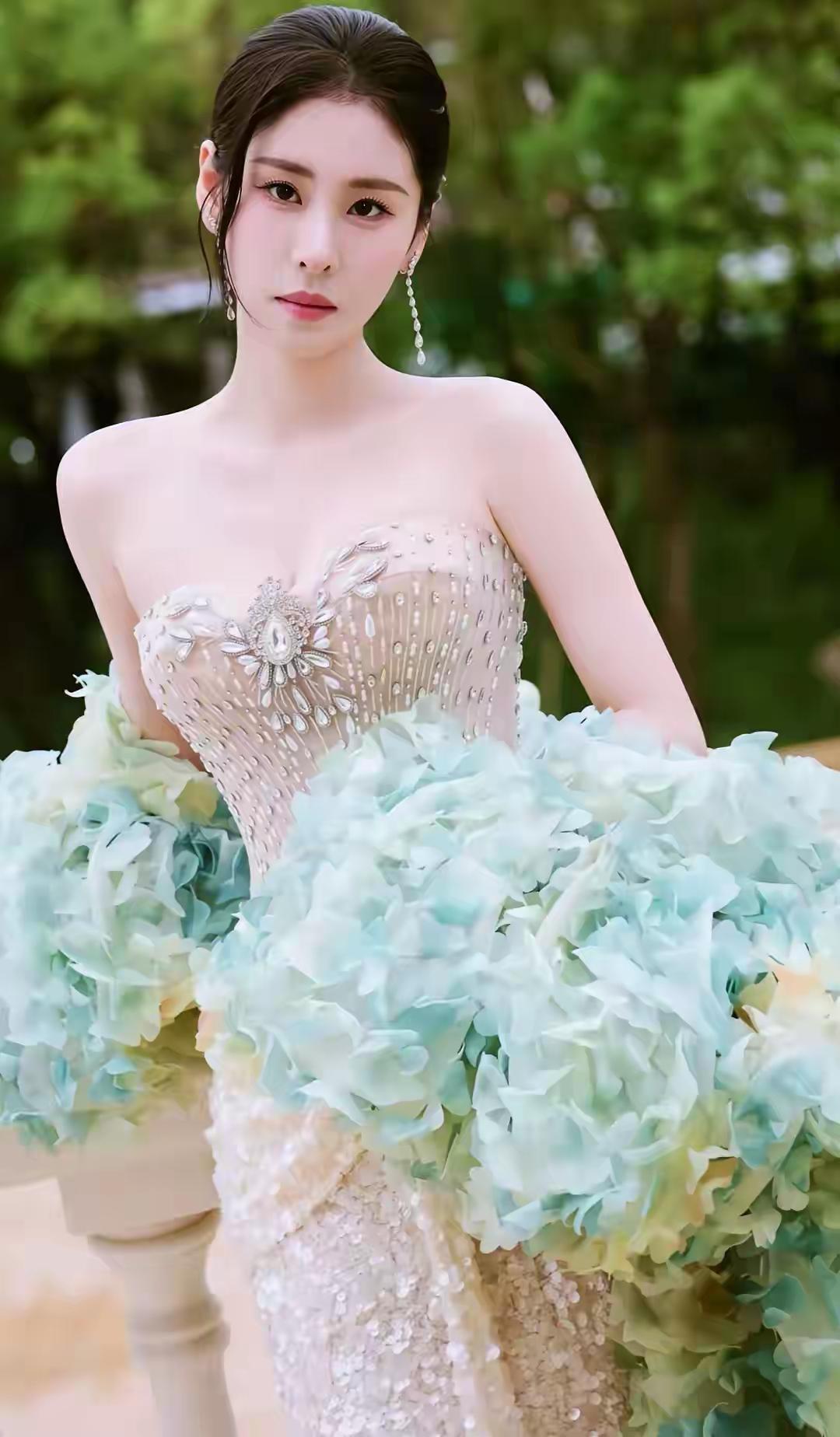 ，仙女下凡，沉鱼落雁，闭月羞花，傾国傾城，国色天香。