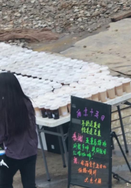 成毅两京十五日剧组请客成毅请喝咖啡《两京十五日》剧组的小幸福！成毅请大家喝咖啡，