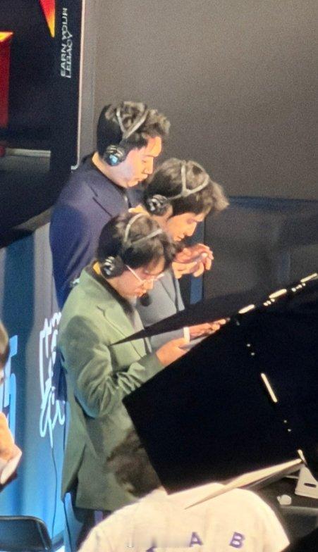 解说比赛哪有发微博重要？😂现场粉丝直拍：三名解说争分夺秒发微博KT对战CFO 